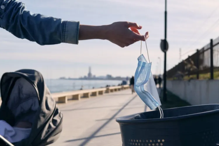 Ce se întâmplă cu amenzile încasate pentru nepurtarea măștii în spațiile publice deschise, după decizia CCR. Scapă toată lumea de penalizări? 