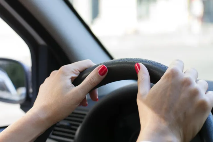 Clujenii au rămas fără simț civic în trafic. O femeie a rămas blocată într-o intersecție, iar din 300 de participanți, doar unul a ajutat-o