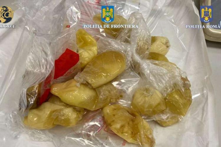 O femeie a fost prinsă la intrare în România cu un kilogram de cocaină în stomac