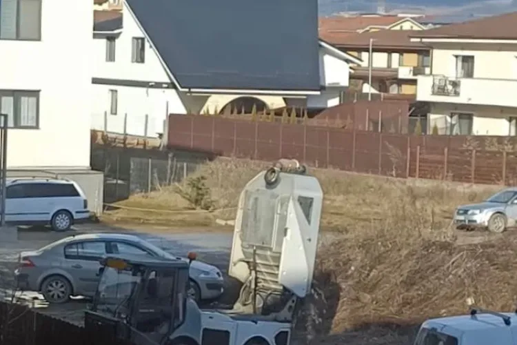 Sancțiune în Florești pentru autospeciala care curăța străzile și a deversat apa murdară pe drum - FOTO