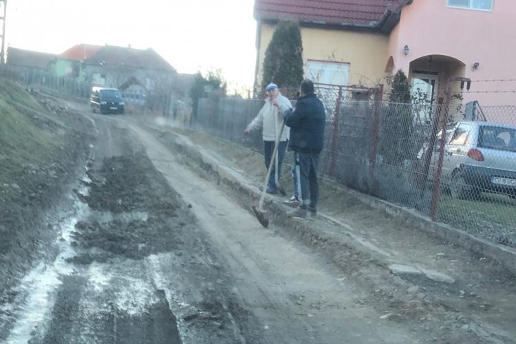Oamenii din Cojocna au ieșit cu lopețile să repare drumul. Primăria nu poate face nimic ”din cauza schimbărilor climatice” - FOTO