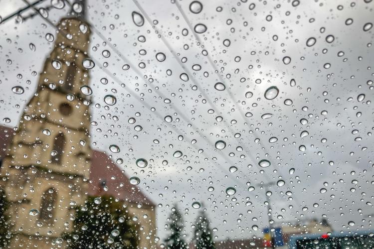 Se întorc ploile și frigul în județul Cluj. Meteorologii anunță temperaturi de până la -5 grade Celsius 