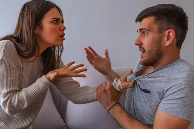 Doi foști soți din Cluj, obligați să stea la mai mult de 200 metri distanță după ce s-au BĂTUT. Cei doi au primit ordin de protecție unul contra celuilalt