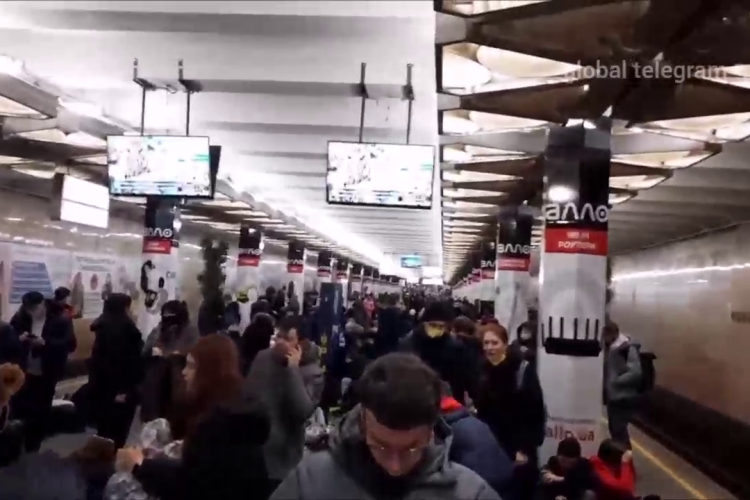 Ucrainenii s-au rugat și au cântat în adăposturile de război și în stațiile de metrou, unde s-au refugiat - VIDEO