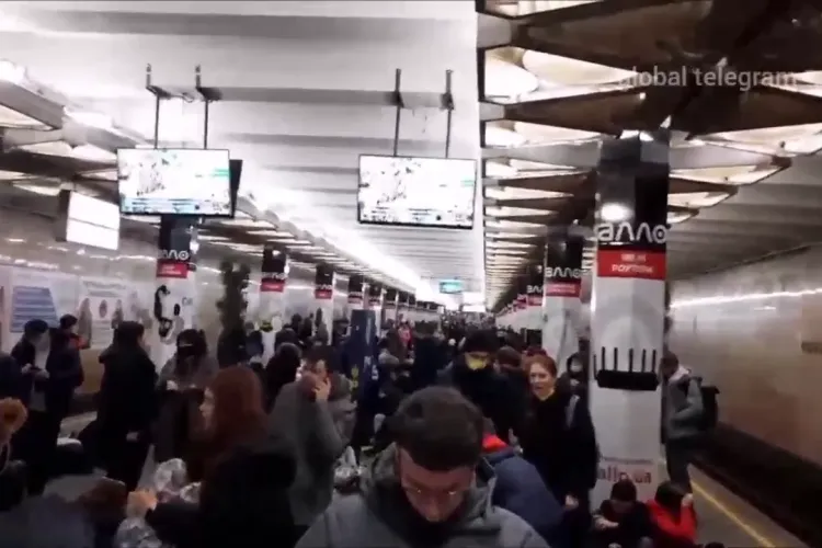 Ucrainenii s-au rugat și au cântat în adăposturile de război și în stațiile de metrou, unde s-au refugiat - VIDEO