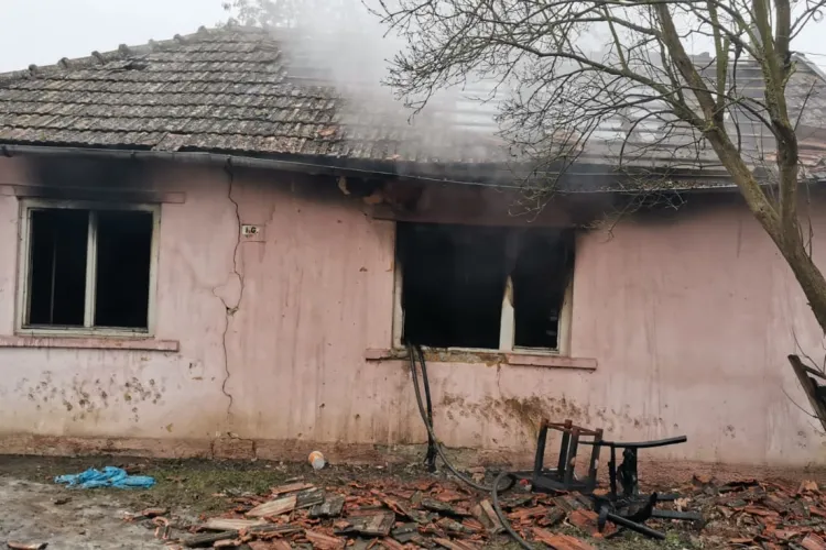 FOTO - Incendiu la o casă din Gherla. Pompierii s-au chinuit mai mult de o oră să stingă flăcarile. Focul a mistuit totul