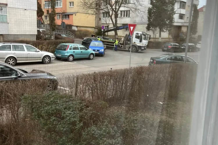 Le ridicați mașinile, dar unde să parcheze? Se ridică mașini pe bandă în Mănăștur. Șoferii nu sunt mulțumiți - FOTO