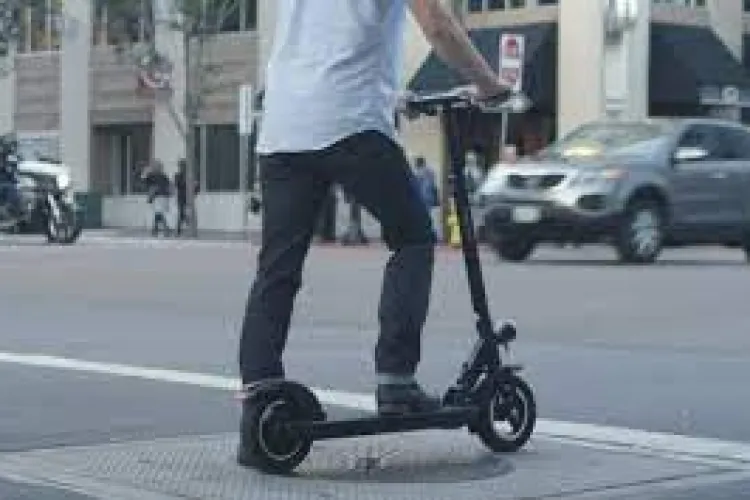 Ghinion pentru trotinetiștii din Cluj-Napoca, vor fi obligaţi să aibă poliţă de asigurări RCA