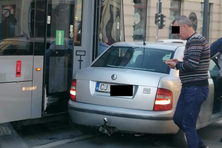 Un șofer de ”duminică” a lovit tramvaiul pe strada Horea - FOTO