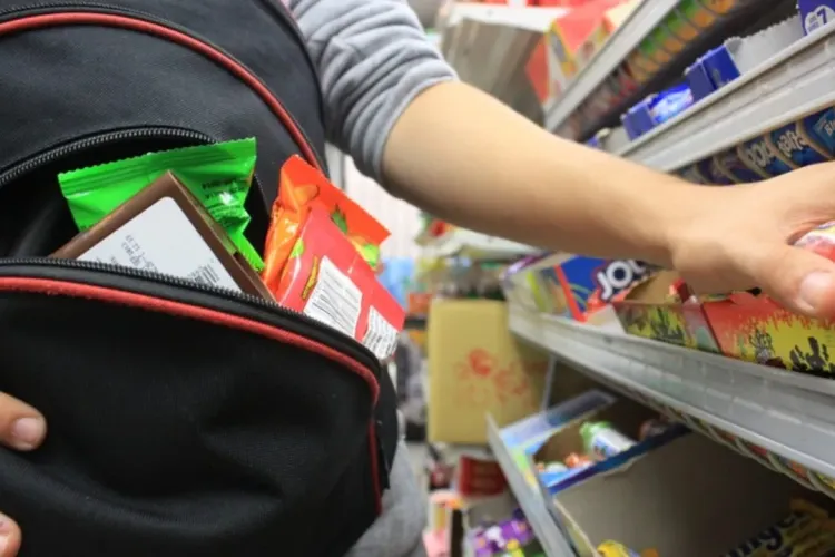 Două femei, din Cluj și din Mureș, s-au ales cu dosar penal. Au furat bunuri dintr-un supermarket din Alba