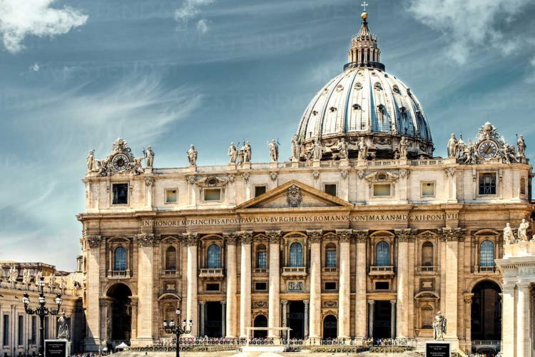 O femeie a fost dată afară dintr-o biserică, la Vatican, pentru că era prea sexy. Juju a decis să renunțe la Catolicism: „vreau să fiu eu însămi”