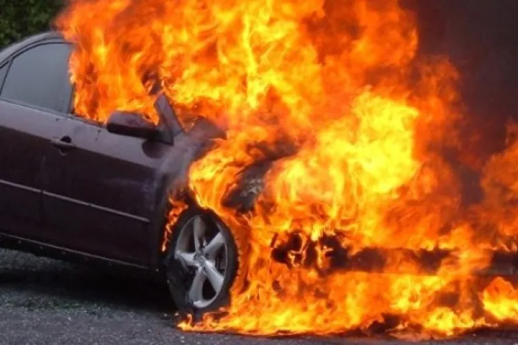 O mașină a luat foc pe Bulevardul Muncii 