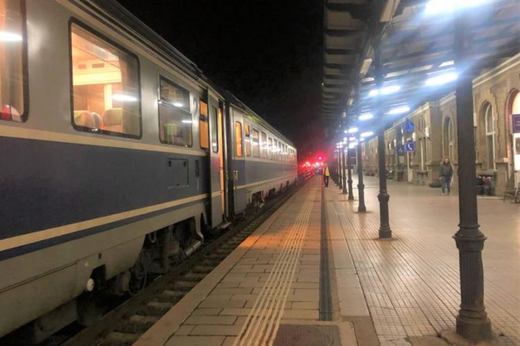 Un tren pe ruta Bucureşti Nord - Cluj-Napoca a întârziat 150 de minute. Pasagerii, înnebuniți   