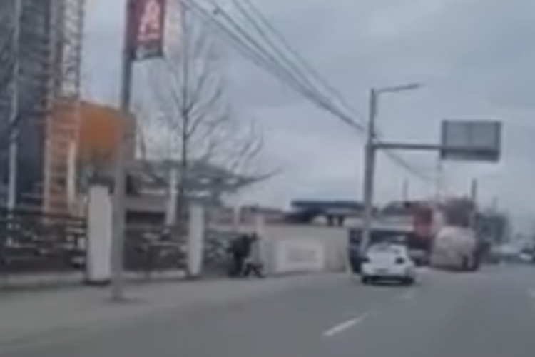Imagini șocante. Un băiat de 17 ani a fost bătut crunt de un taximetrist pentru că nu avea suficienți bani să plătească cursa - VIDEO
