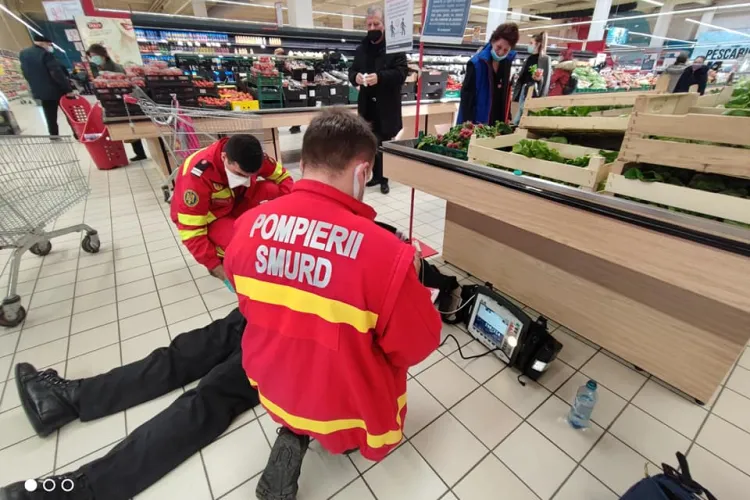 Ne-am DEZUMANIZAT sau ne-au adus în starea asta? Un bătrân a căzut în Cora și nimeni nu l-a ajutat - FOTO