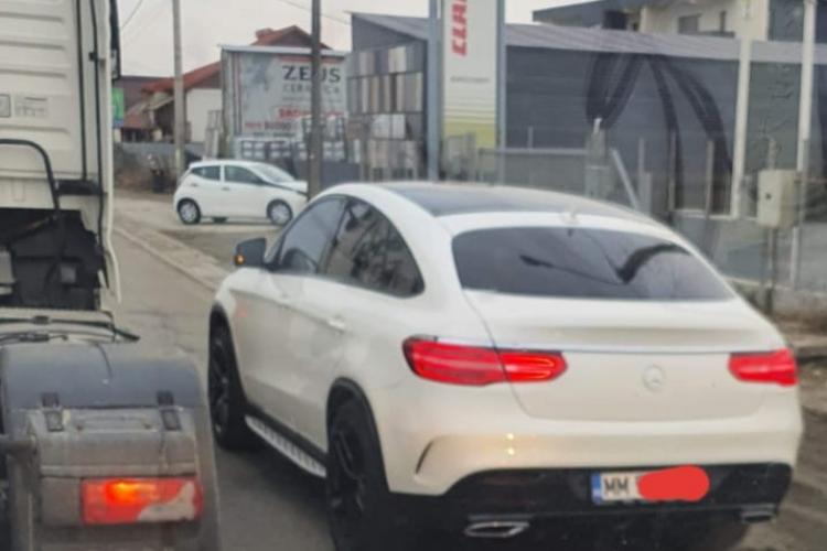 Șofer nesimțit la Jucu! A sfidat și a depășit neregulamentar pe banda de urgență - FOTO