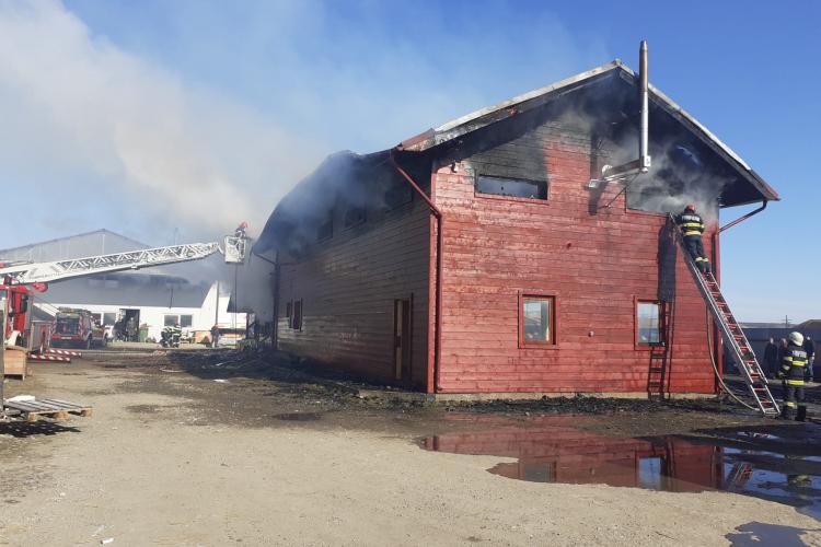 Incendiu la o casă din județul Cluj, localitatea Mihai Viteazu - FOTO