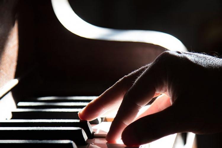 Ți se rupe inima. Un adolescent a cântat la pian în timpul bombardamentelor, într-un hotel din Harkov. Clipul a devenit viral - VIDEO