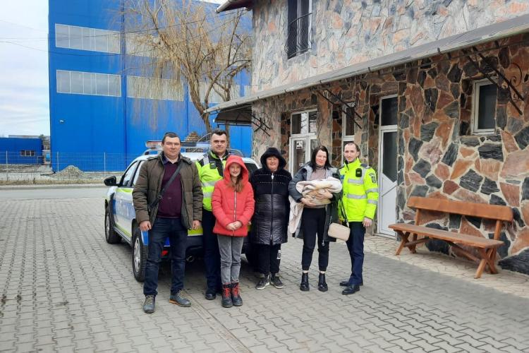 Salvatorii cu epoleți din Cluj! Polițiștii au ajutat o familie de ucraineni rămasă în pană pe Autostrada Transilvania - FOTO