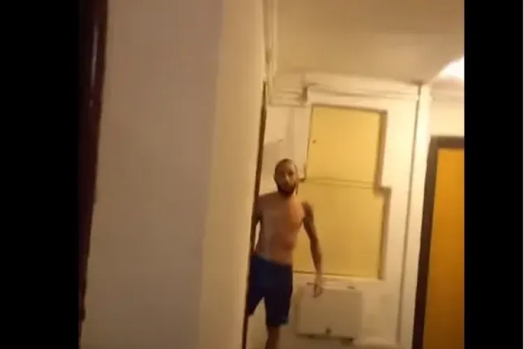 Curier Glovo bătut CRUNT de un client, în casa scării - VIDEO