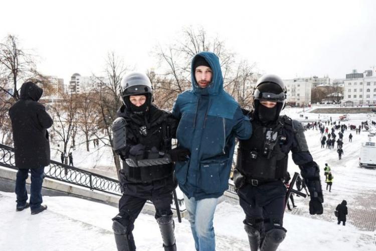 Putin își umple închisorile cu proprii cetățeni. Mii de manifestanți anti-război ruși au fost reținuți și amendați în weekend