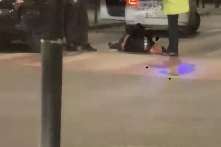 Pieton lovit de un taxi pe strada Napoca, din Cluj-Napoca - VIDEO