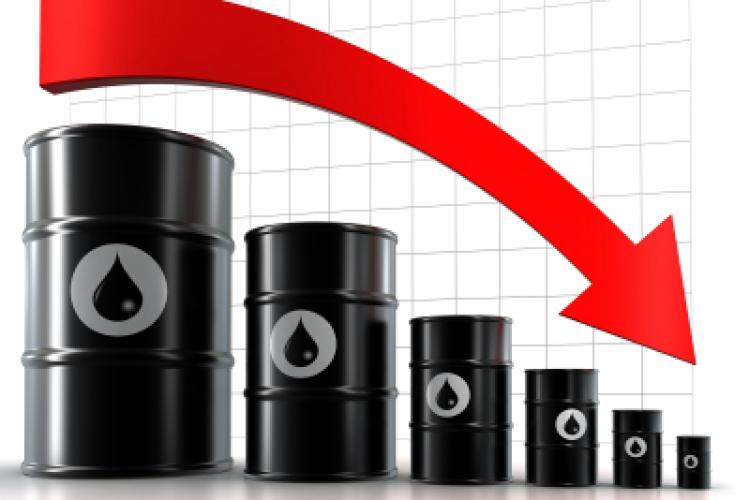 Prețul petrolului continuă să scadă, după ce a oscilat din cauza temerilor că mai multe țări vor interzice importurile din Rusia