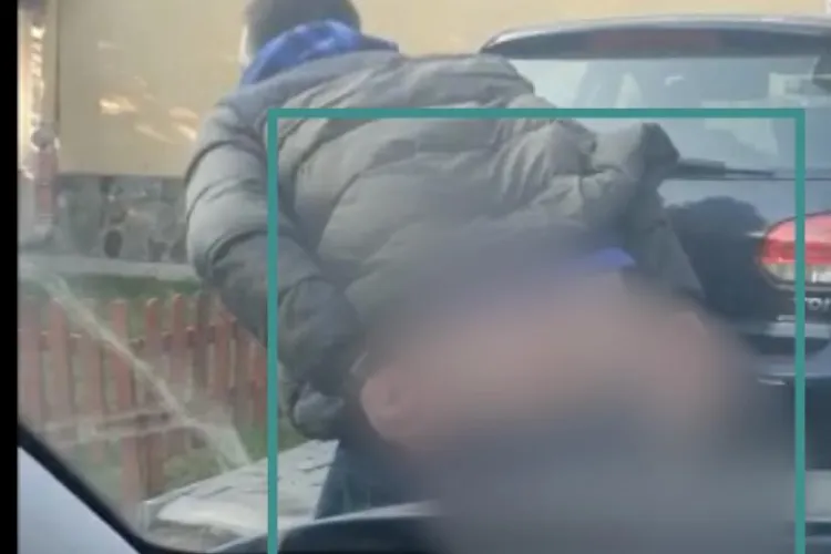 Suporterii Dinamo și-au arătat fundul în centrul Clujului. Au urinat pe clădire - VIDEO