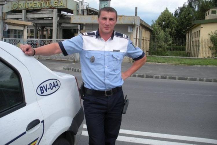 Mii de comentarii după ce polițistul Marian Godină le-a urat „La mulți ani”, de 8 Martie, bărbaților de la coadă de la pașapoarte