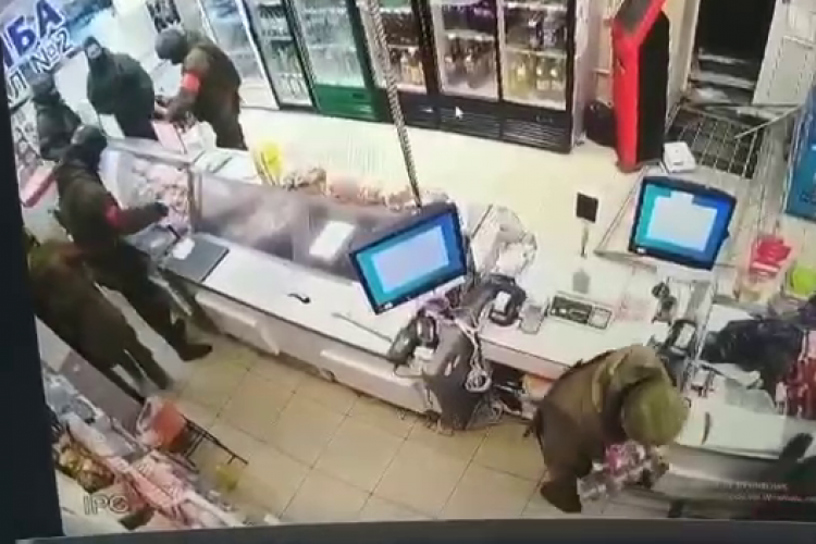 Soldații ruși jefuiesc magazinele din Ucraina, aflată sub asediu - VIDEO