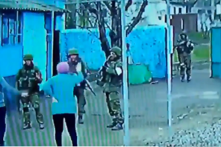  VIDEO - Patru soldați ruși înarmați, fugăriți de doi bătrâni cu mâinile goale, într-un sat ucrainean