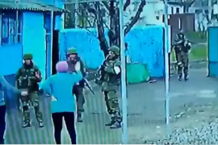  VIDEO - Patru soldați ruși înarmați, fugăriți de doi bătrâni cu mâinile goale, într-un sat ucrainean