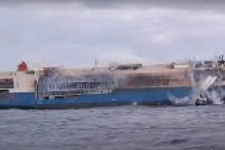 Mii de mașini de lux, inclusiv Lamborghini şi Porsche, s-au scufundat cu o navă în Atlantic