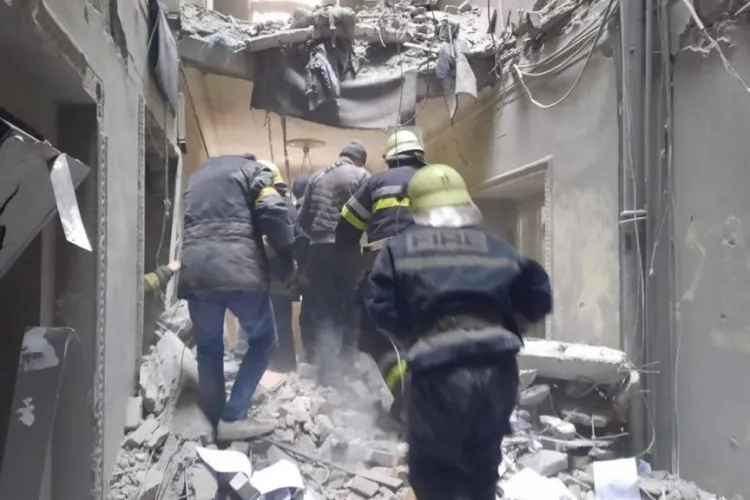 Rușii bombardează puternic Harkov -ul! Clădirea Consiliului Local a fost distrusă de o rachetă - VIDEO