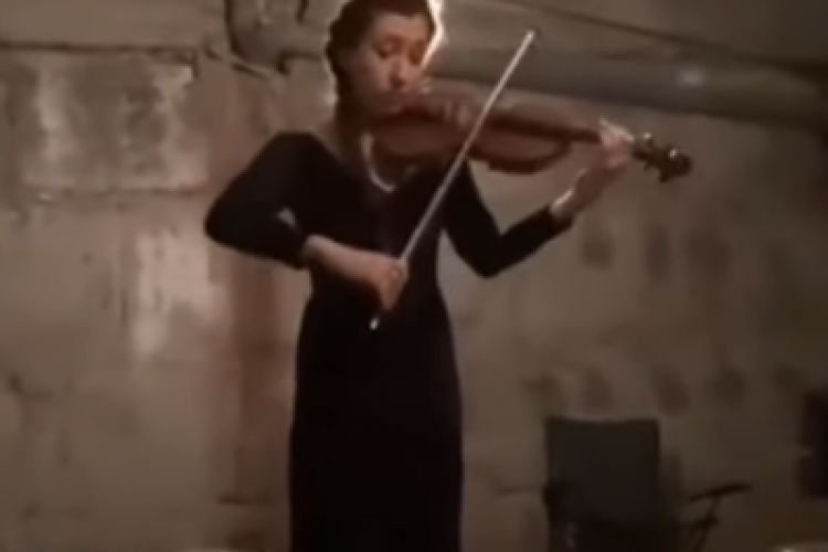 VIDEO - Emoționant! Miniconcert de vioară în buncăr, în timp ce rachetele cădeau în oraş, în Ucraina