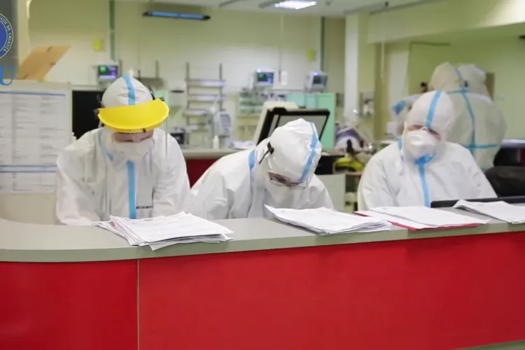 Ne-am prostit de cap? Se ridică toate restricțiile, deși incidența este mare: Masca nu mai e obligatorie, cluburile se deschid toată noaptea