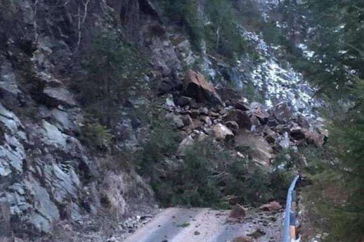 Un drum din județul Cluj a fost blocat de o surpare de stânci. Autoritățile nu vor interveni în weekend pentru curățare