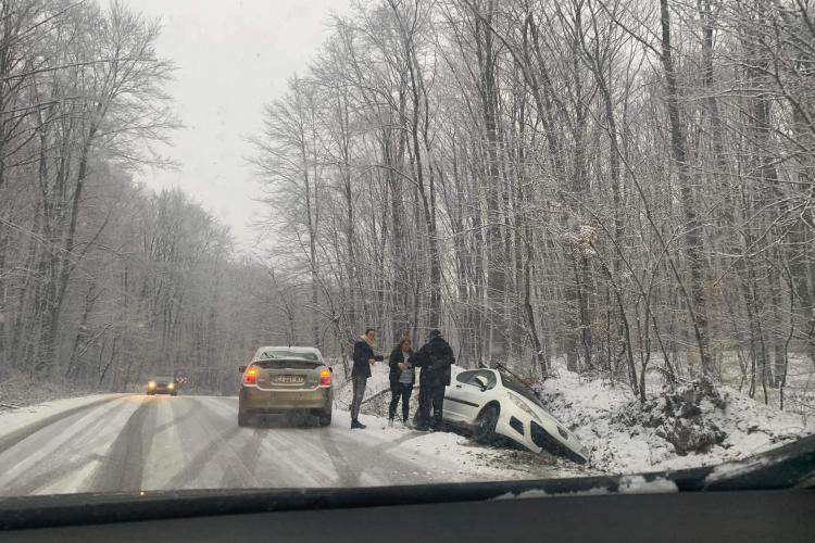 ATENȚIE, ȘOFERI! Drumurile din județul Cluj, pline de zăpadă în urma ninsorii neașteptate. În Făget a avut loc un accident pe seama drumului alunecos