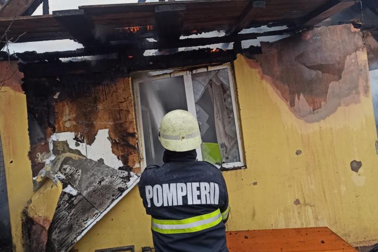 O casă de pe Platanilor din Cluj-Napoca a ars - VIDEO   