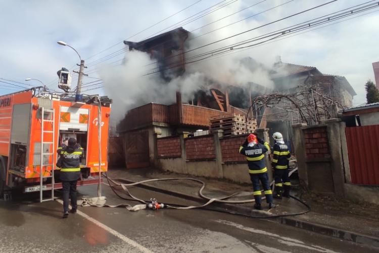 Incendiu puternic la Cluj-Napoca. O casă din lemn a fost cuprinsă de flăcări - FOTO-VIDEO