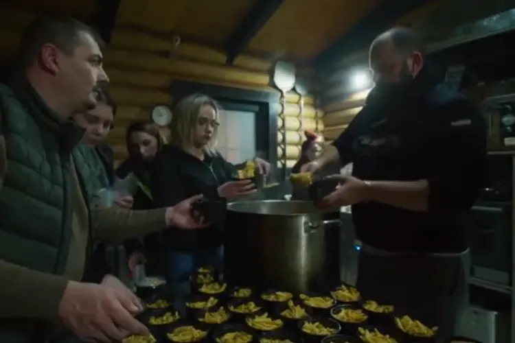 Bucătarul Adi Hădean a lăsat totul de-o parte și gătește pentru refugiați la Vama Sighetu Marmației - VIDEO