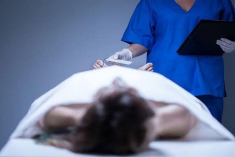 O femeie autopsier, acuzată că a primit mită pentru pregătirea persoanelor decedate. A și furat 600 de lei de la o persoană decedată