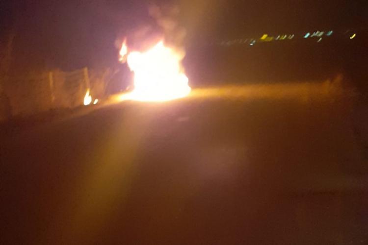 FOTO - Un autoturism a fost cuprins de flăcări în comuna Mihai Viteazu, lângă Turda. Nu a rămas decât scrum