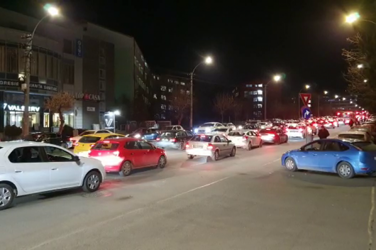 Clujul e blocat de cozile de la benzinării! Sunt afectați toți șoferii. Haos pe strada Observatorului - VIDEO