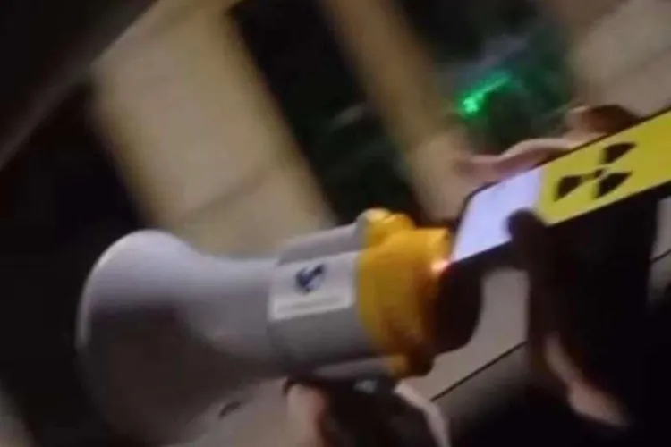 VIDEO - „Fugiți! Vine războiul!”. Doi tineri, căutați de poliție după ce au redat la megafon sunetul unei sirene de raid aerian în toiul nopții