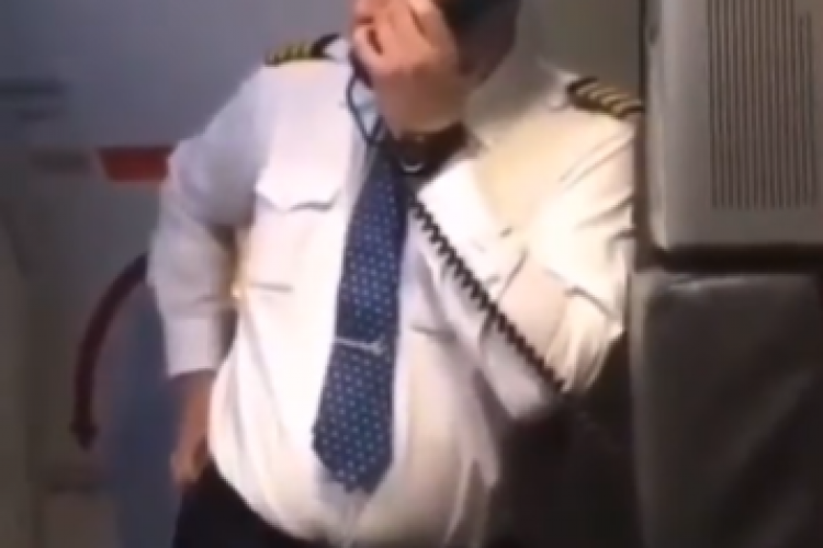 VIDEO - Un pilot din Rusia, aplaudat după ce le-a transmis pasagerilor informaţii despre Ucraina: „Războiul cu Ucraina este o crimă”
