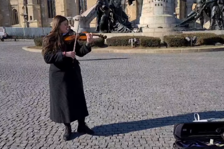 VIDEO - O refugiată din Ucraina cântă la vioară în Piaţa Unirii. Tânăra îi îndeamnă pe clujeni să i se alăture în centrul orașului în semn de solidaritate