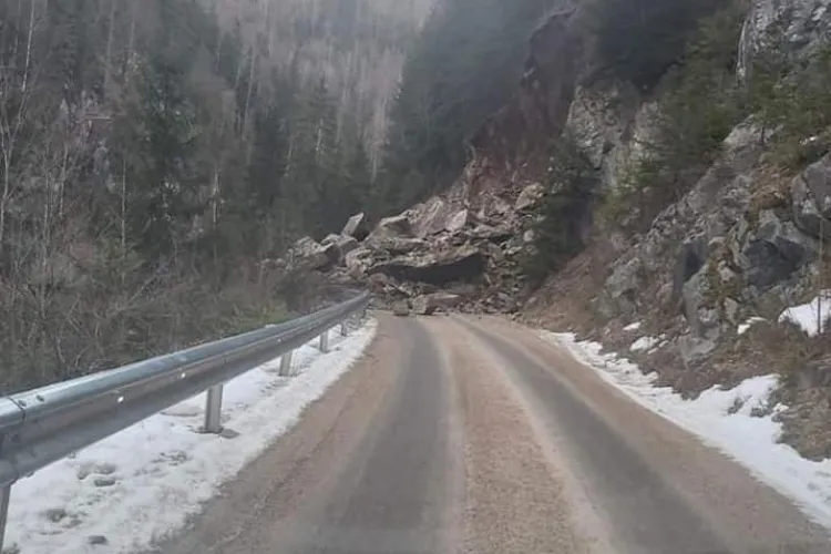 A început operațiunea de curățare a drumului Măguri-Răcătău. Autoritățile au așteptat trecerea weekendului pentru a interveni