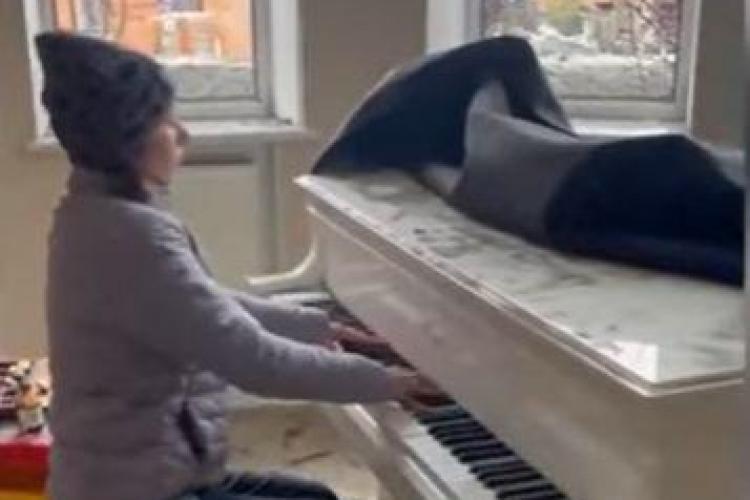 VIDEO - Moment sfâșietor! O pianistă, mamă a doi copii, cântă o melodie de rămas bun la pianul ei alb, în casa bombardată