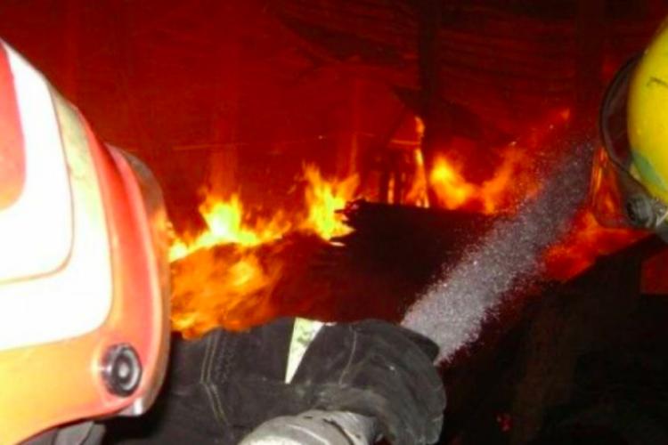 Incendiu în județul Cluj! Acoperișul unei case a luat foc